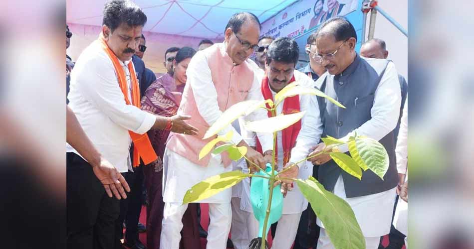रायपुर : ‘एक पेड़ माँ के नाम’ अभियान से प्रकृति संरक्षण और मातृ सम्मान का संदेश